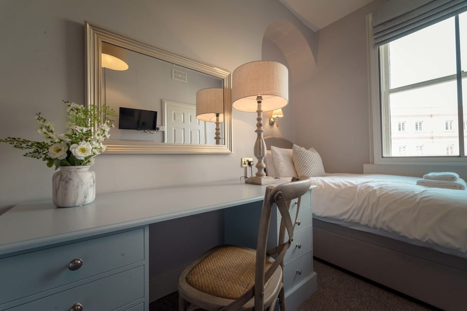 Twin Room, Ensuite | WiFi (free), bed sheets