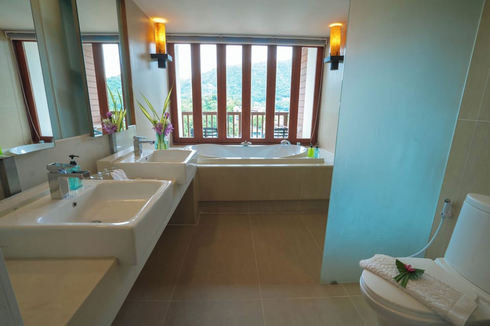 Grand Suite | Bathroom | Separate tub and shower, deep soaking tub, free toiletries, hair dryer