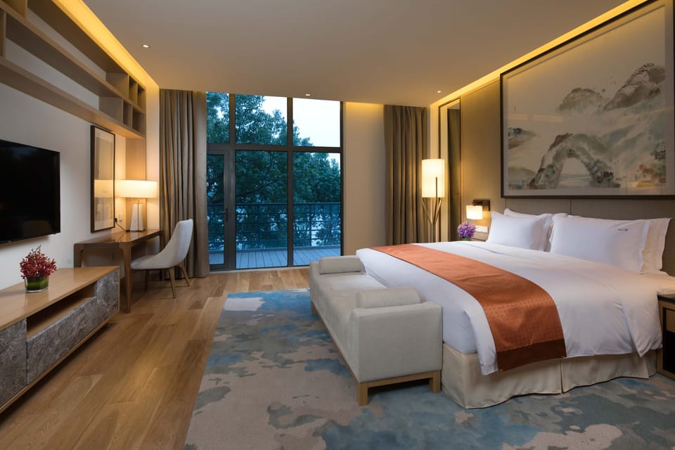 Superior Suite (Holiday Inn) | 1 bedroom, premium bedding, down comforters, minibar