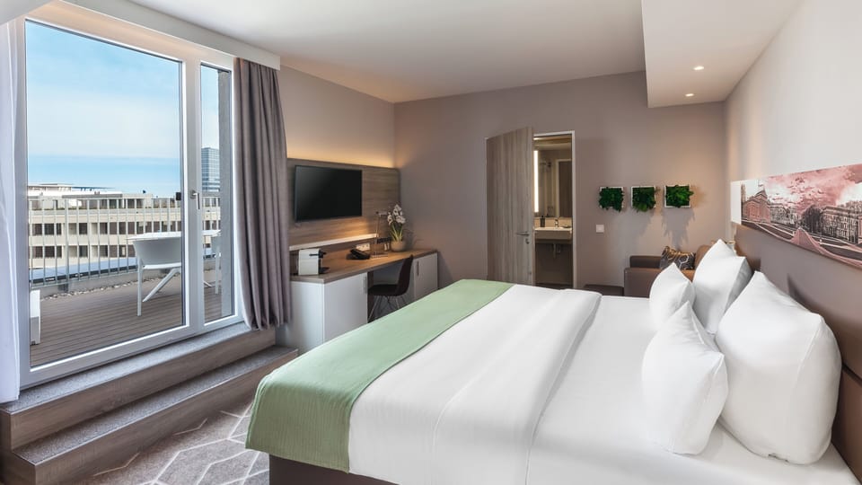 Standard Room, 1 King Bed, Balcony | In-room safe, desk, laptop workspace, blackout drapes