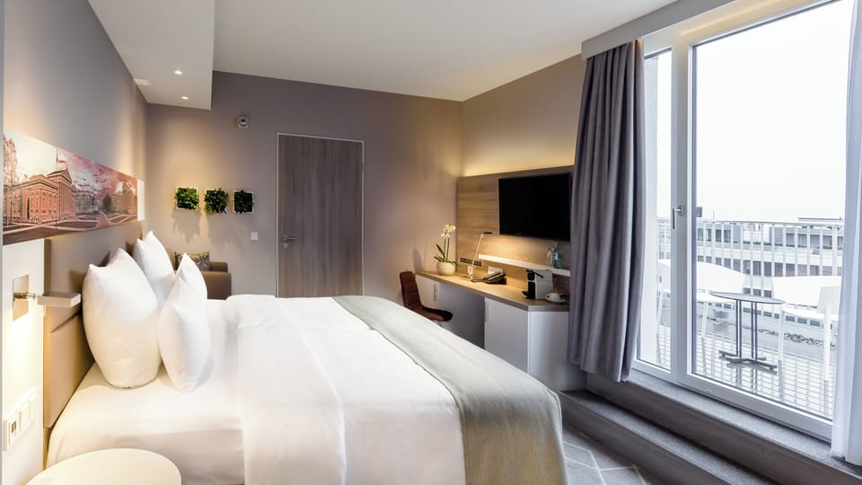 Standard Room, 1 King Bed, Balcony | In-room safe, desk, laptop workspace, blackout drapes