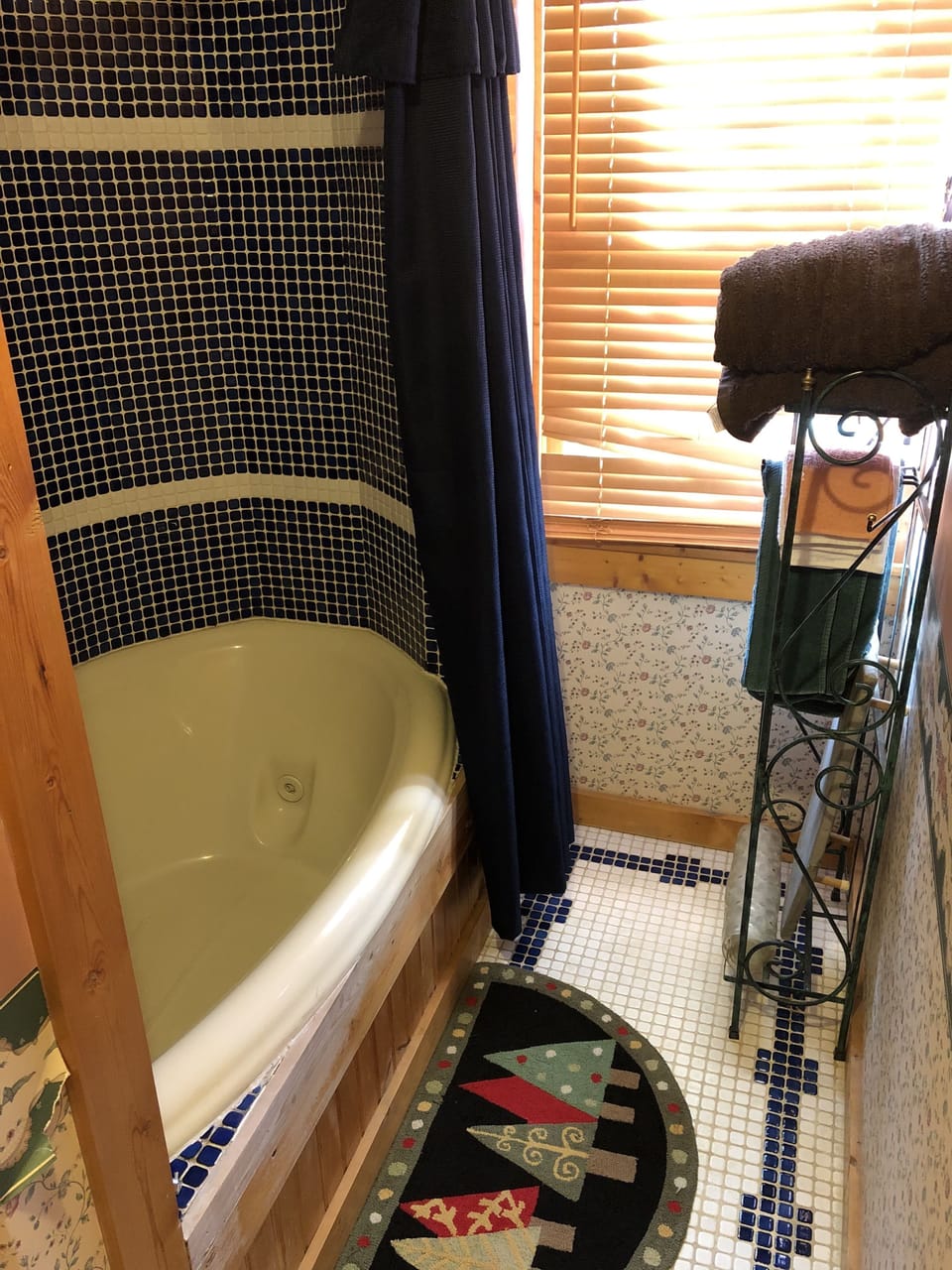 Room (The Bough) | Bathroom | Combined shower/tub, jetted tub, towels, shampoo