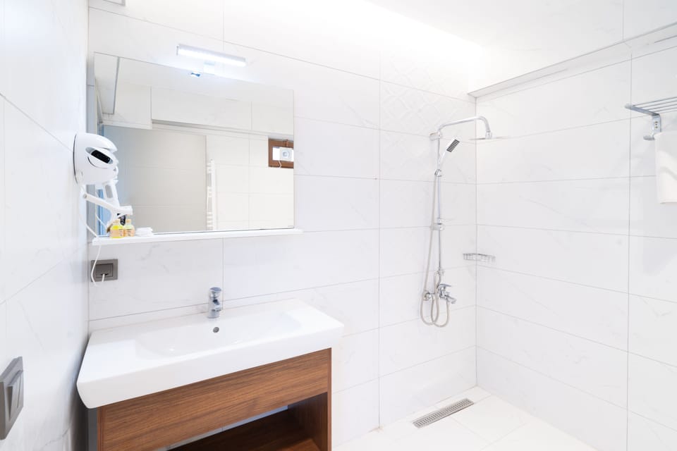 Shower, rainfall showerhead, free toiletries, hair dryer