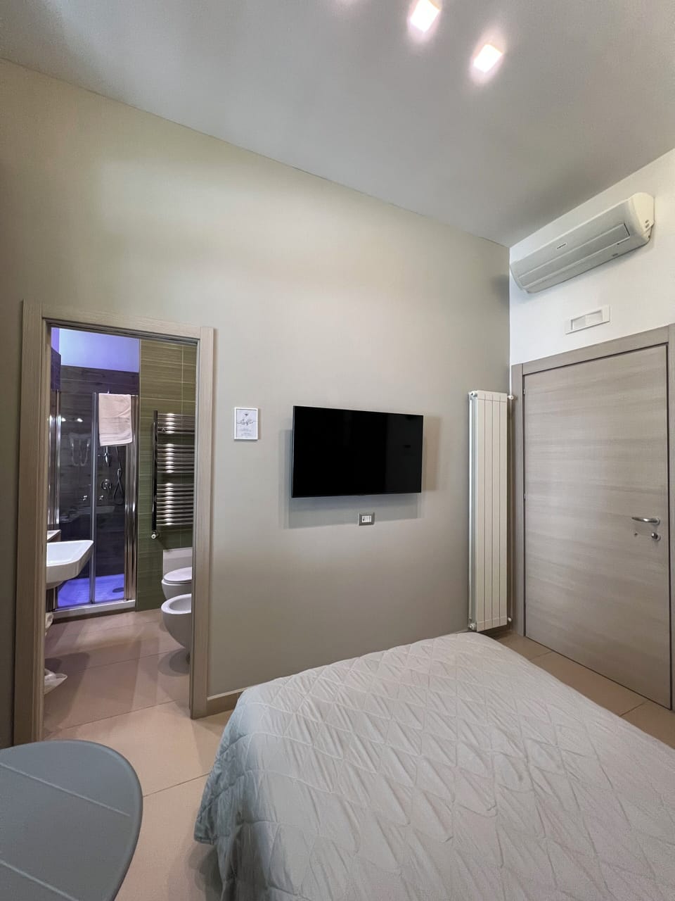 Deluxe Single Room | Minibar, in-room safe, desk, blackout drapes