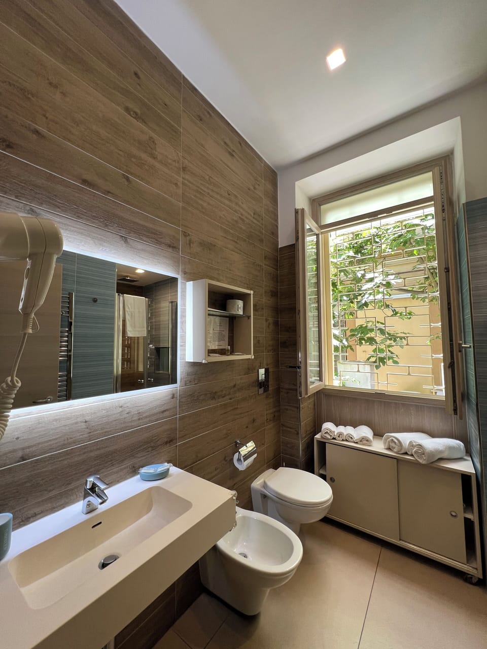 Junior Studio Suite | Bathroom | Shower, hair dryer, bidet, towels