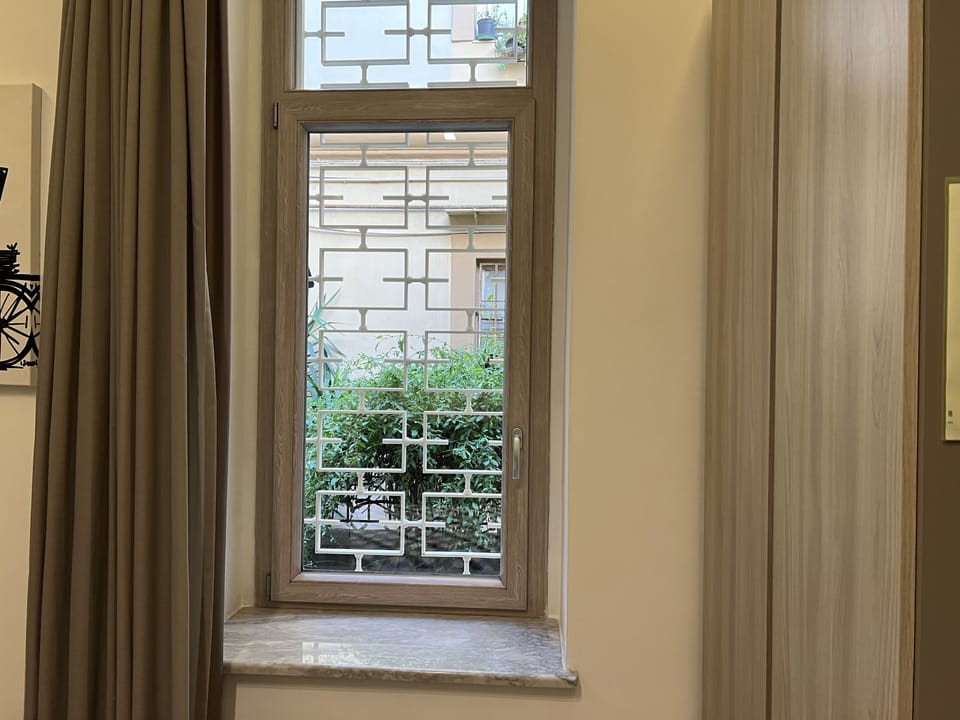 Junior Studio Suite | Minibar, in-room safe, desk, blackout drapes