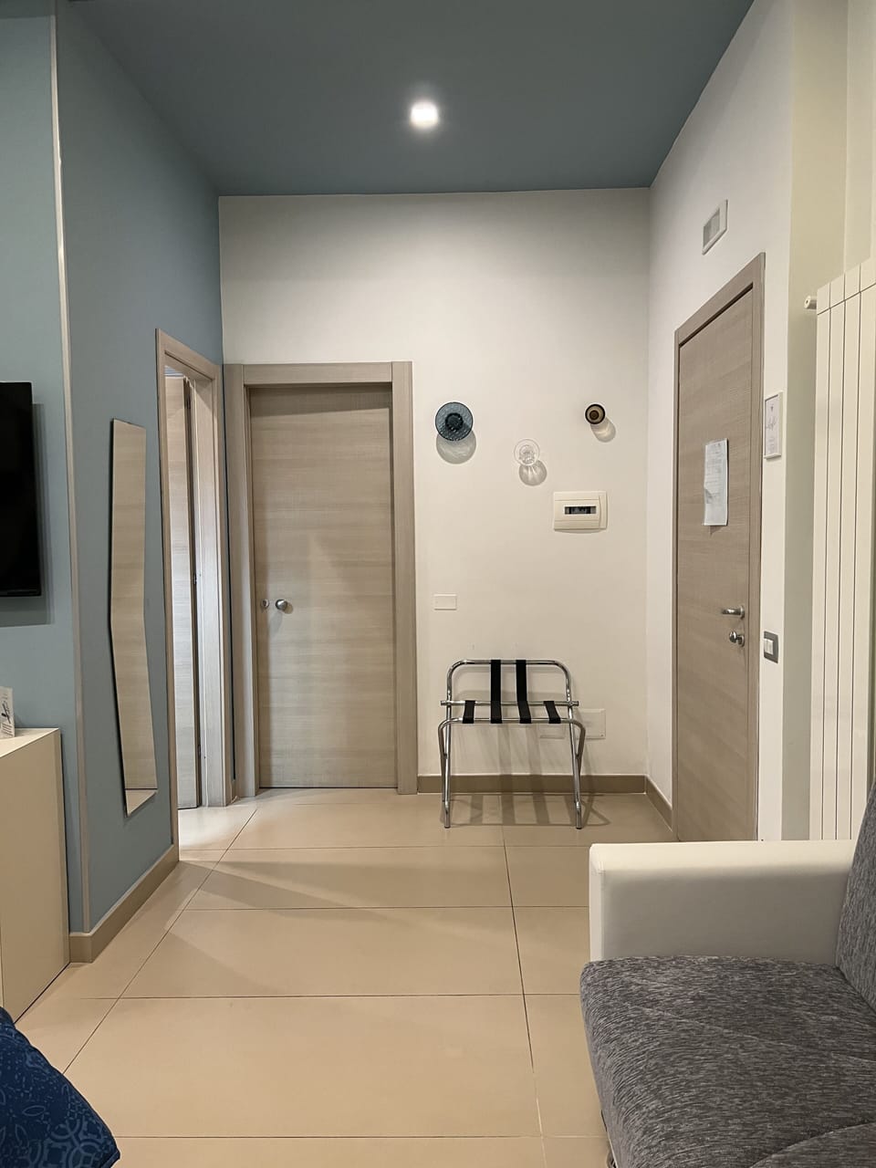 Junior Studio Suite | Minibar, in-room safe, desk, blackout drapes