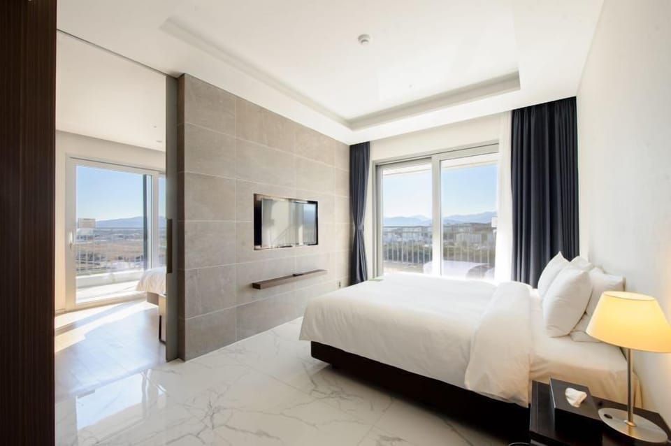 Junior Suite, Partial Ocean View | Premium bedding, in-room safe, desk, laptop workspace