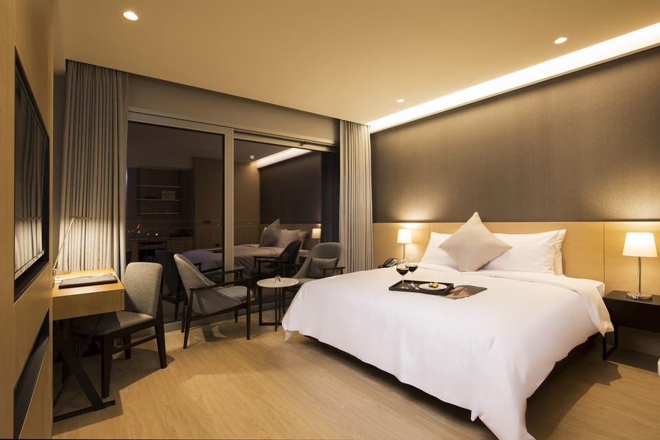 Premium bedding, in-room safe, desk, laptop workspace