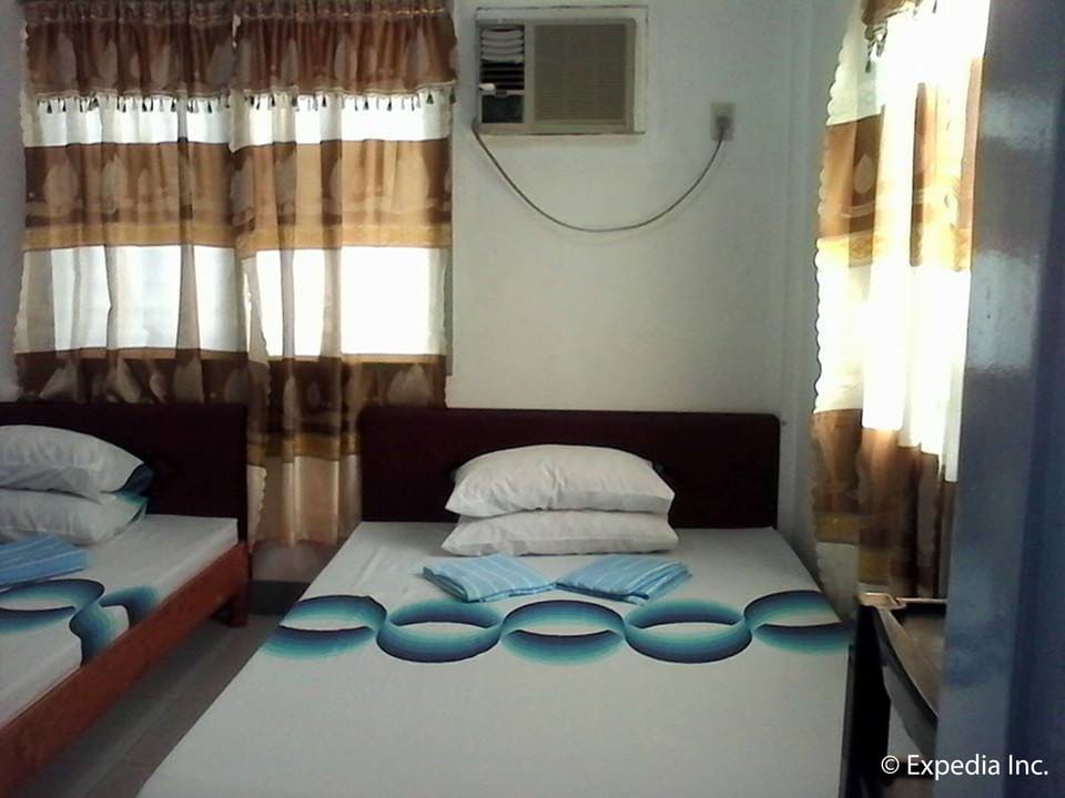 Triple Room | Desk, rollaway beds, free WiFi, bed sheets