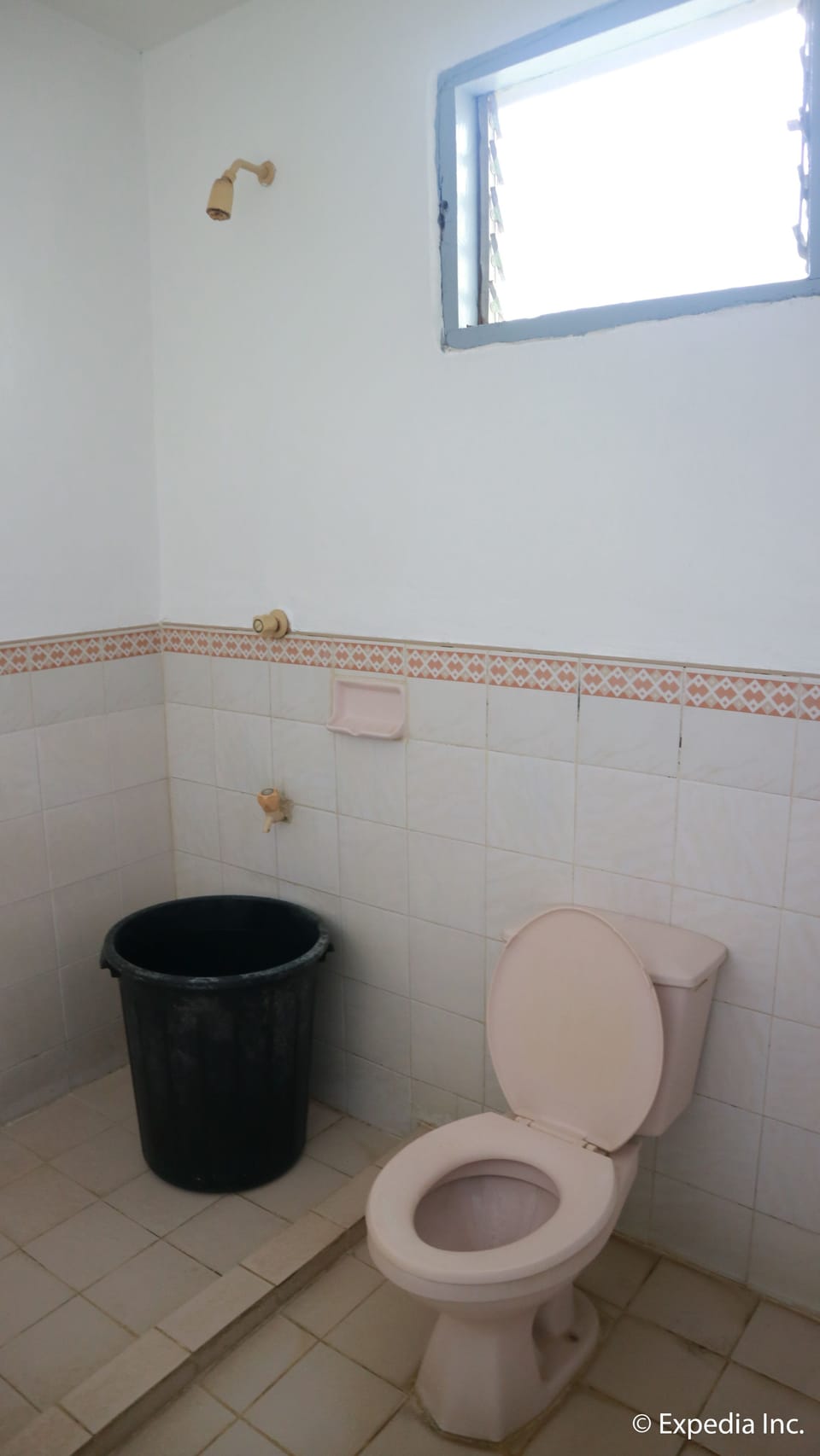 Shower, free toiletries, towels
