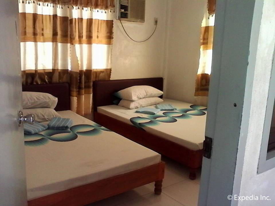 Triple Room | Desk, rollaway beds, free WiFi, bed sheets