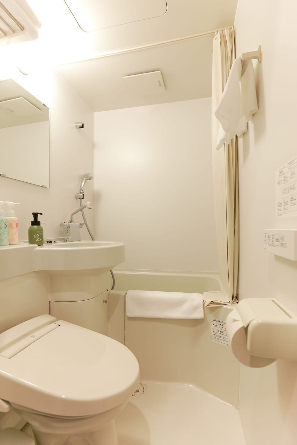 Combined shower/tub, free toiletries, hair dryer, slippers