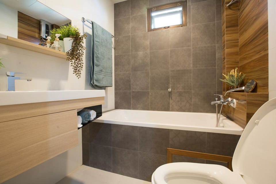 Deluxe Room | Bathroom | Free toiletries, hair dryer, slippers, towels
