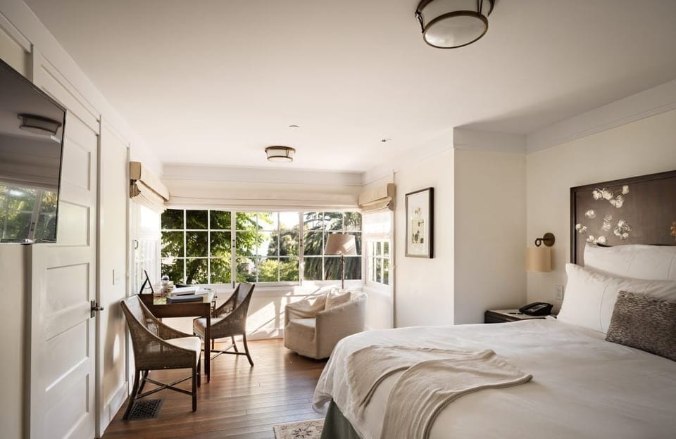 Premium bedding, down comforters, minibar, in-room safe