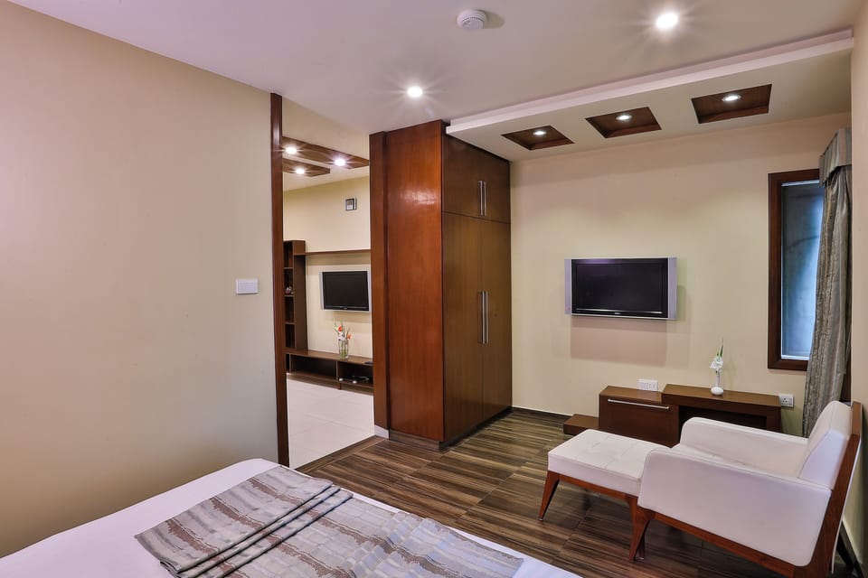 Queen Suite | In-room safe, desk, soundproofing, iron/ironing board