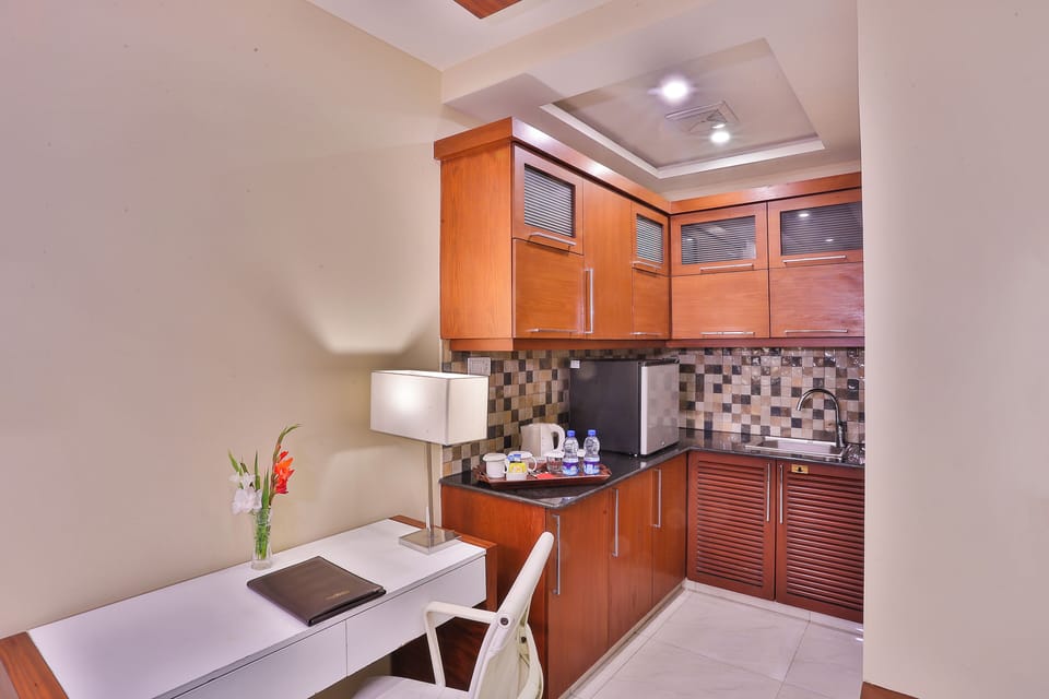 Queen Suite | Private kitchenette | Coffee/tea maker, electric kettle
