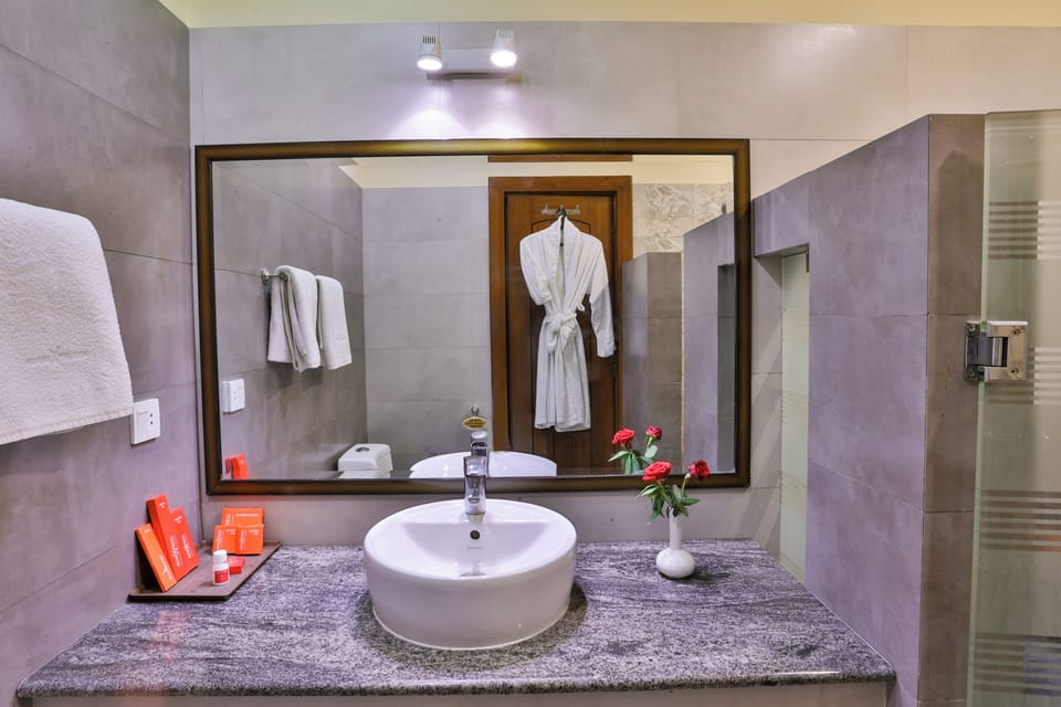 Queen Suite | Bathroom | Shower, free toiletries, bathrobes, slippers