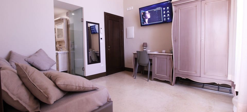 Suite | Bathroom | Shower, free toiletries, hair dryer, towels