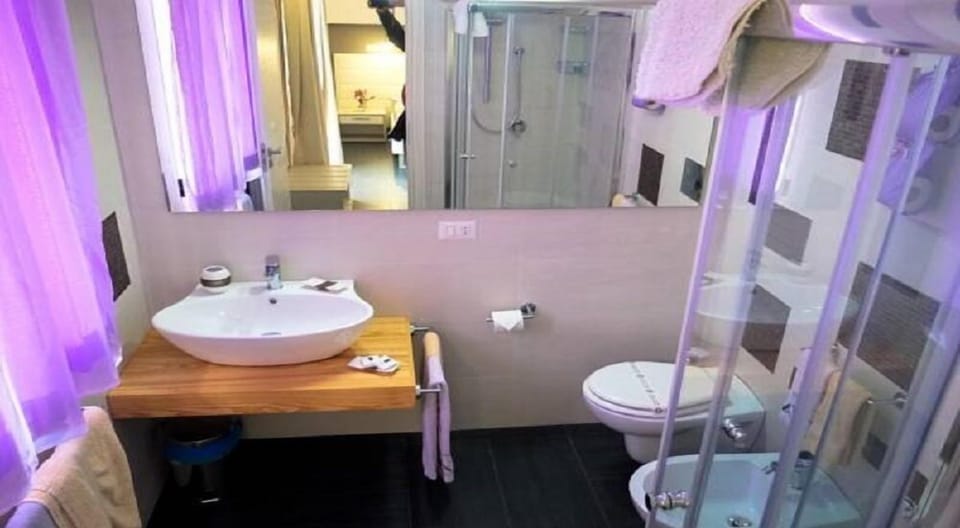 Deluxe Triple Room, Multiple Beds, Non Smoking | Bathroom | Shower, rainfall showerhead, free toiletries, hair dryer