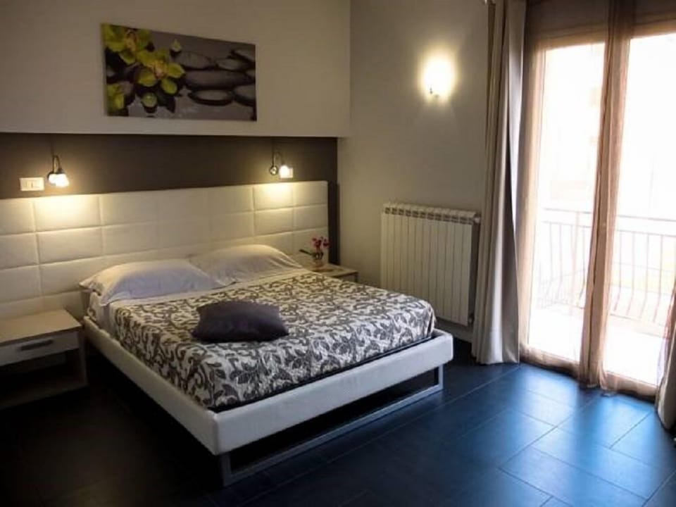 Deluxe Triple Room, Multiple Beds, Non Smoking | Individually decorated, individually furnished, desk, blackout drapes