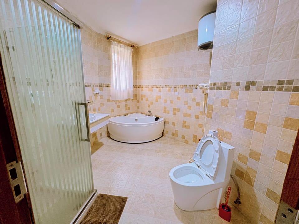 Executive Room | Bathroom | Deep soaking tub, rainfall showerhead, free toiletries, hair dryer