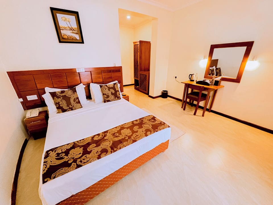 Deluxe Room | Down comforters, minibar, in-room safe, desk