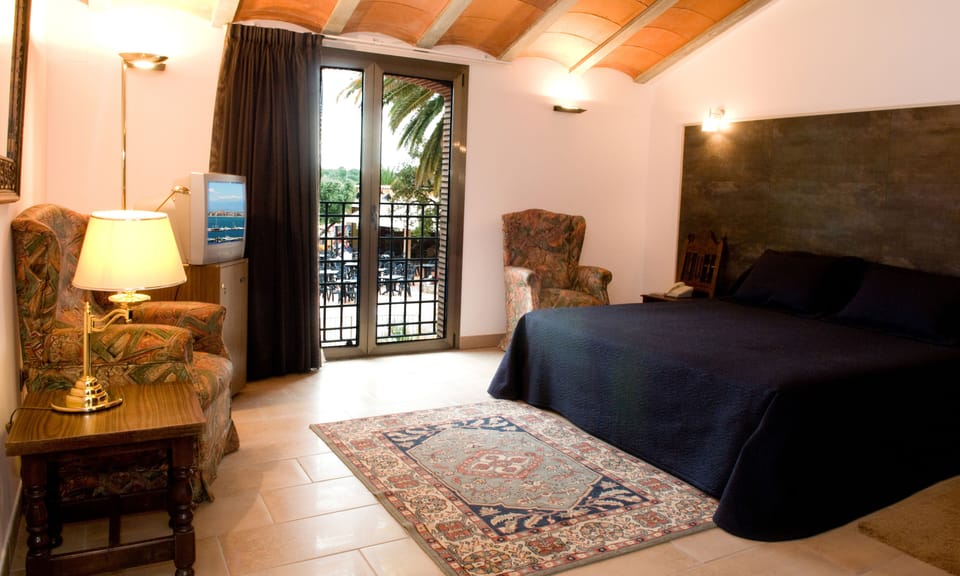 Comfort Suite | In-room safe, iron/ironing board, free WiFi, bed sheets