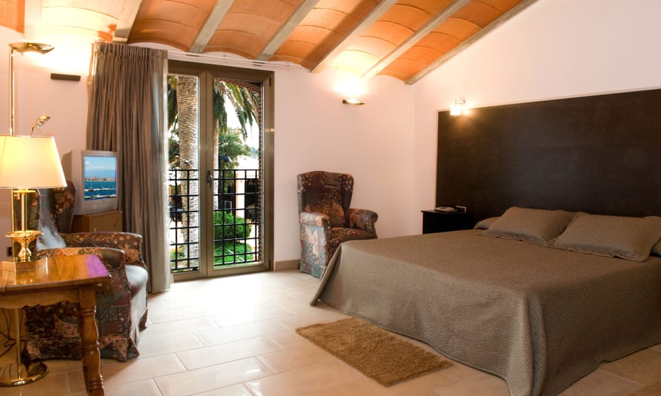 In-room safe, iron/ironing board, free WiFi, bed sheets