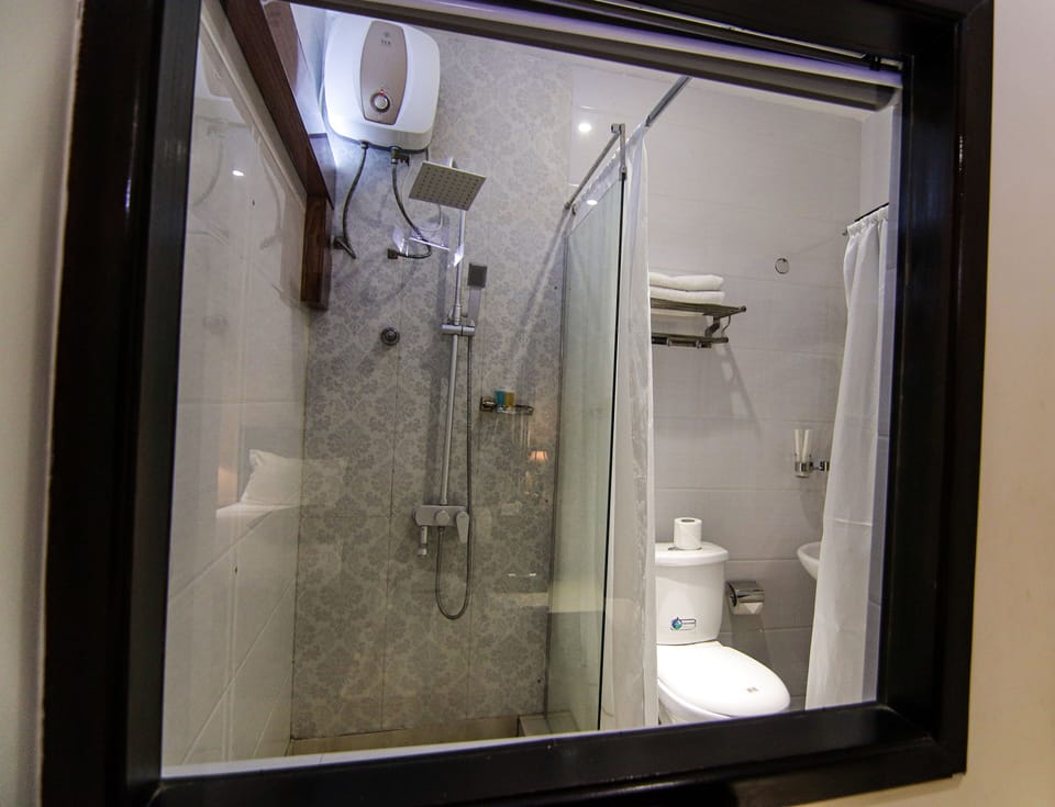Shower, free toiletries, towels