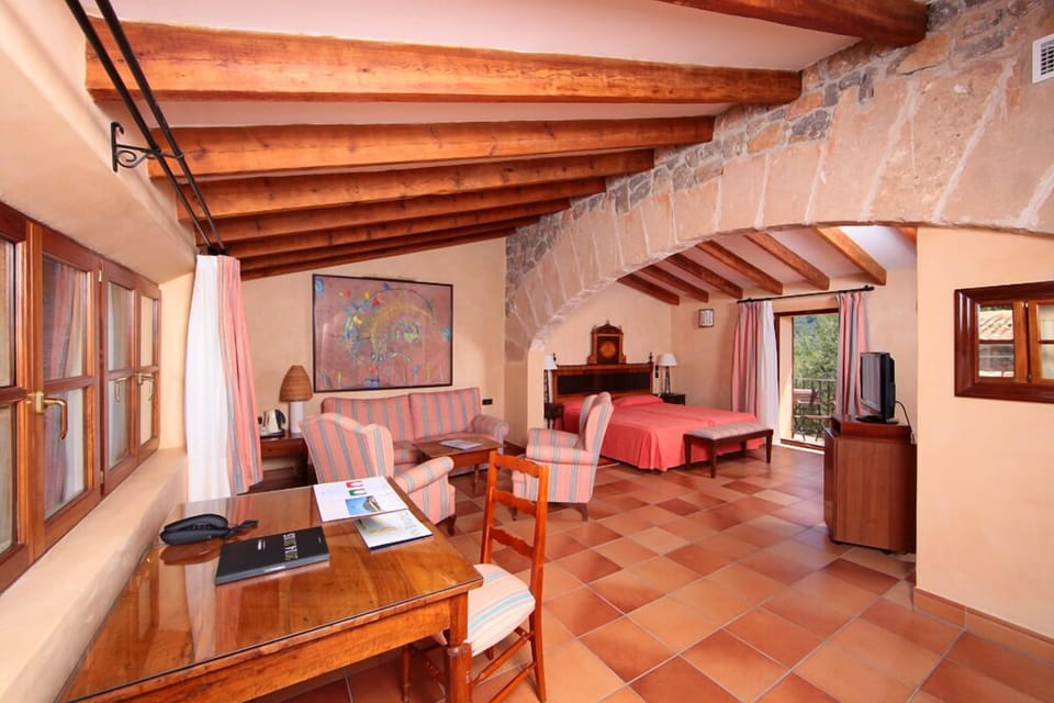 Double Room, Balcony | Minibar, in-room safe, individually decorated, individually furnished