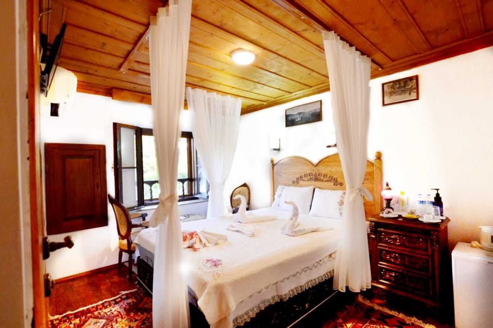 Standard Double Room | Desk, soundproofing, iron/ironing board (on request), WiFi (free)