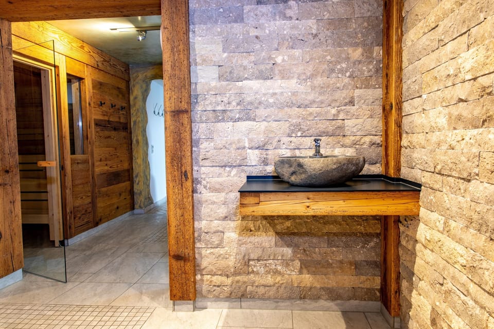 Body treatments, aromatherapy, 1 treatment room, massages