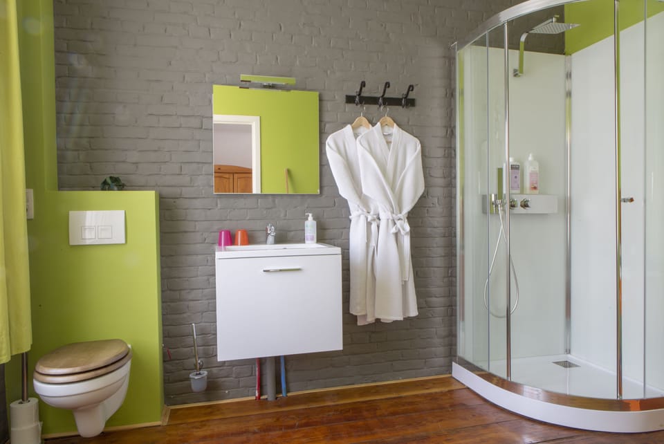 Suite, 3 Bedrooms | Bathroom | Shower, rainfall showerhead, free toiletries, hair dryer
