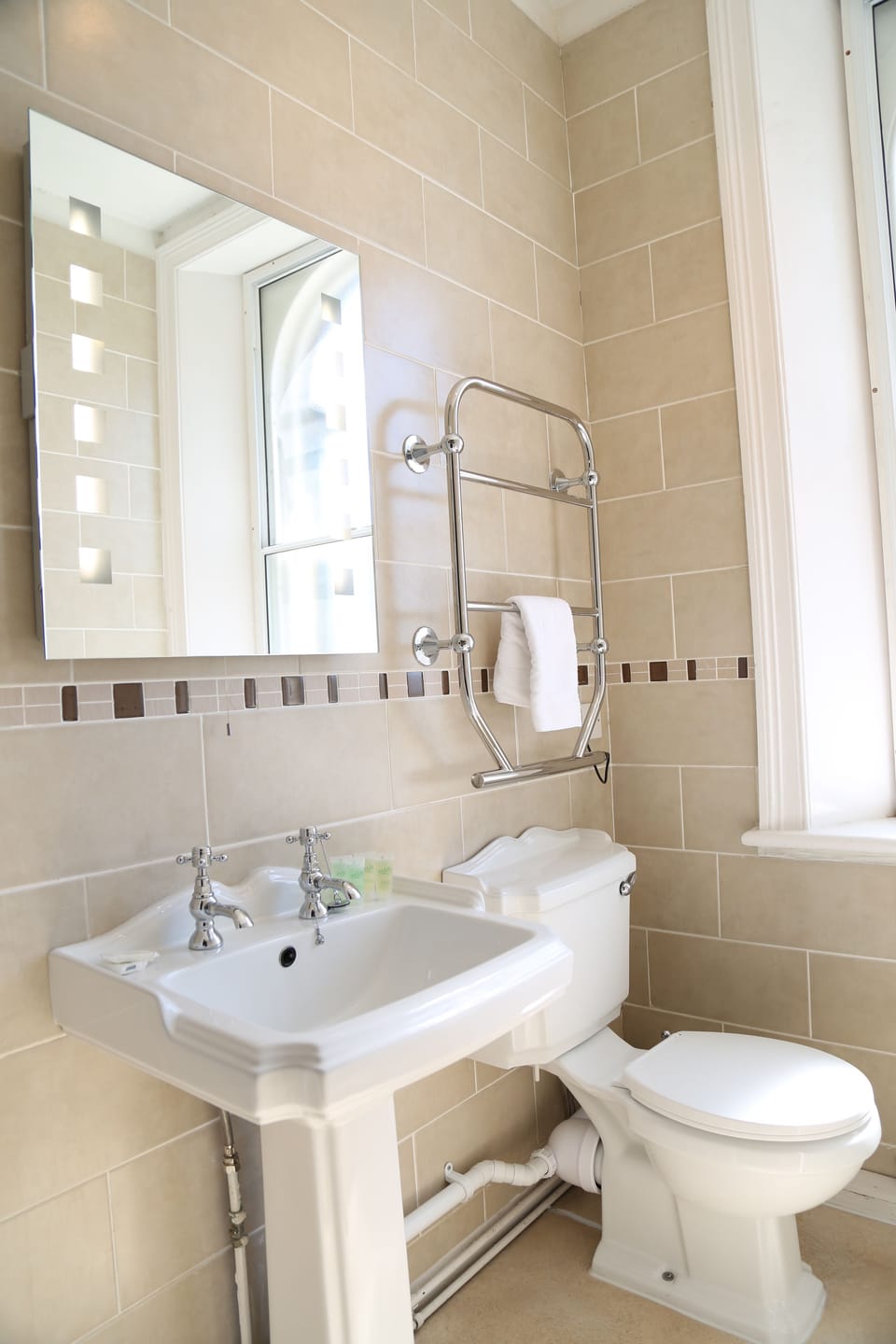 Executive Double Room, 1 Double Bed | Bathroom | Free toiletries, hair dryer, towels, soap