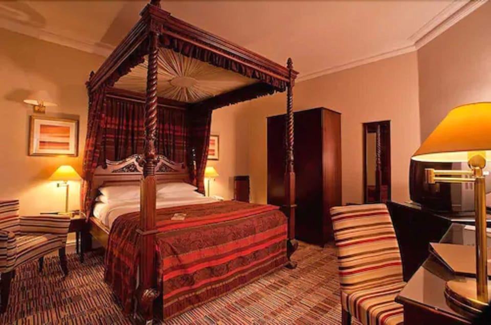 Superior Suite | Desk, laptop workspace, iron/ironing board, free cribs/infant beds