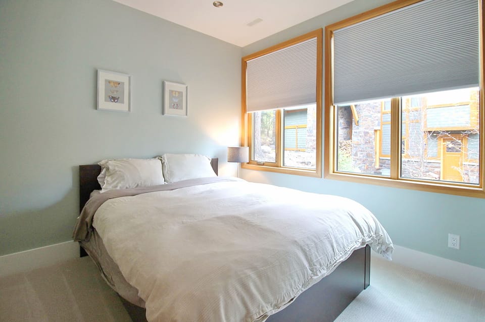 5th bedroom located on the bottom floor, w/ closet and share bathroom