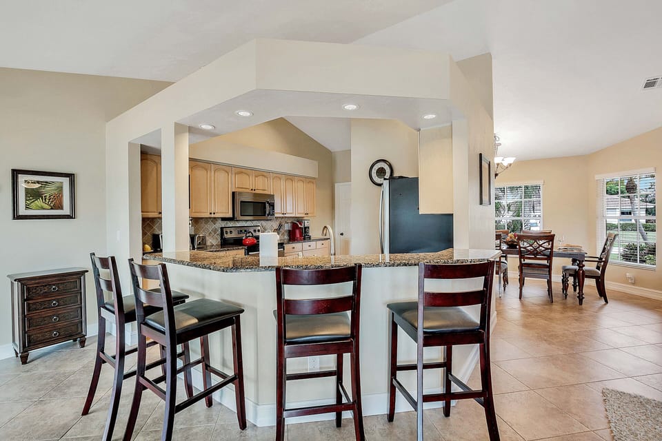Open kitchen with stools and breakfast bar. Entertain and cook in style!