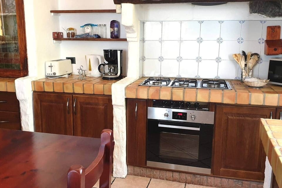 Küche mit Filterkaffee Maschine, Heisswasserkessel, Toaster / Kitchen equipped with filter coffee machine, kettle and toaster