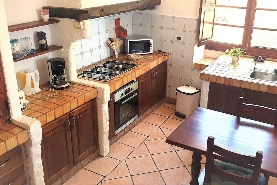 Küche mit Essbereich / Kitchen with dining area