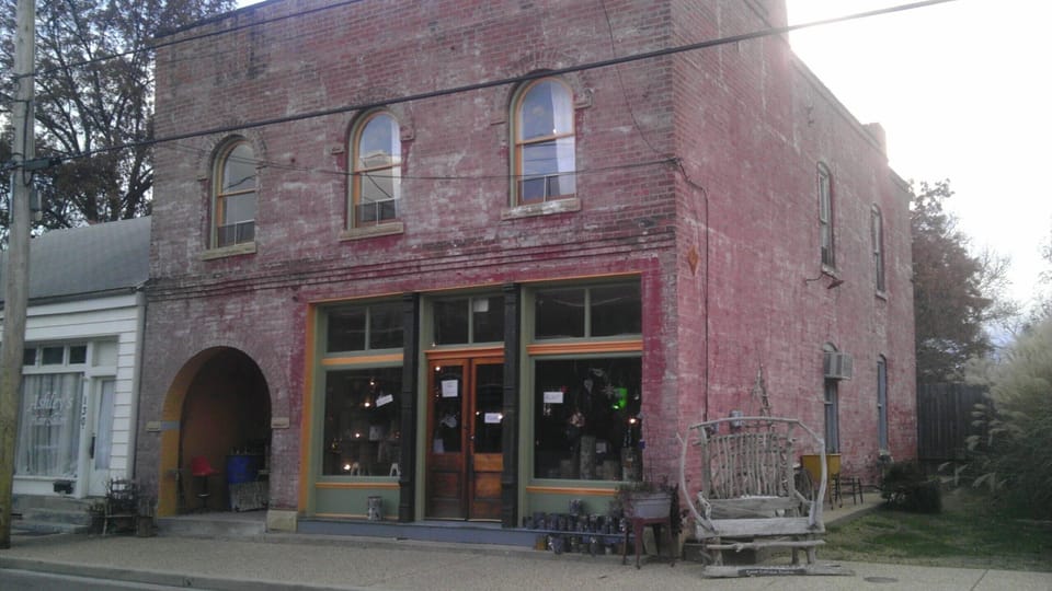 RUST EXTERIOR
RUST/CAFE RUST STOREFRONT PRIVATE ARCHED ALCOVE APARTMENT ENTRANCE