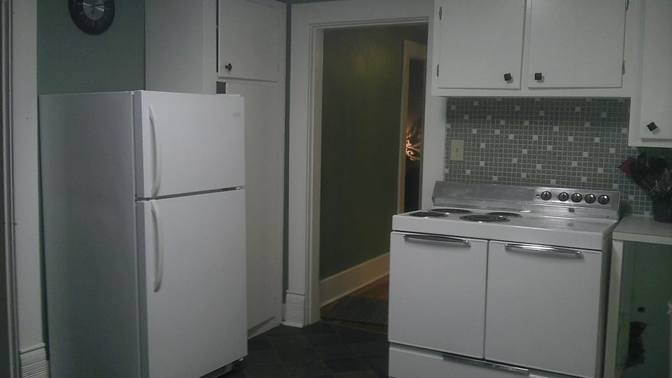REFRIGERATOR AND ELECTRIC OVEN WITH 4 BURNERS
