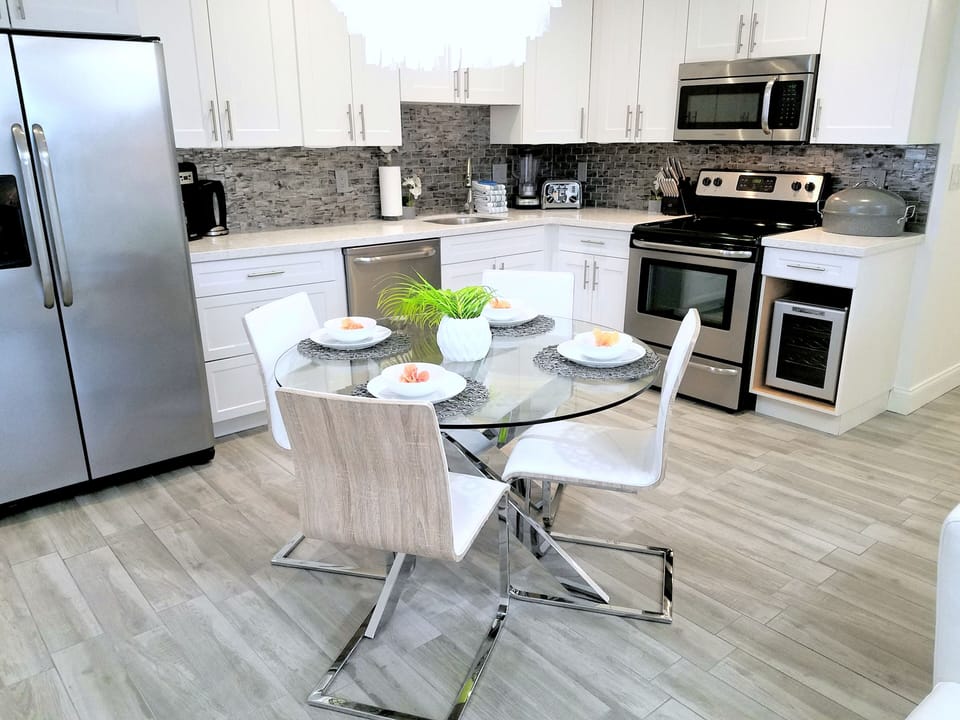 Fully Equipped Open Concept Kitchen & Dining Area