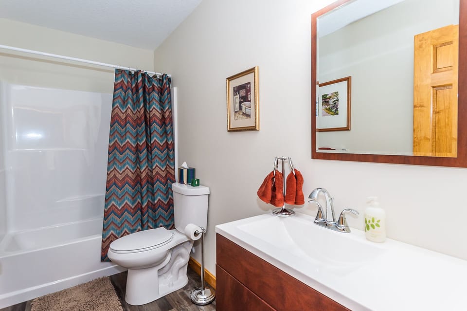 Upstairs full bathroom