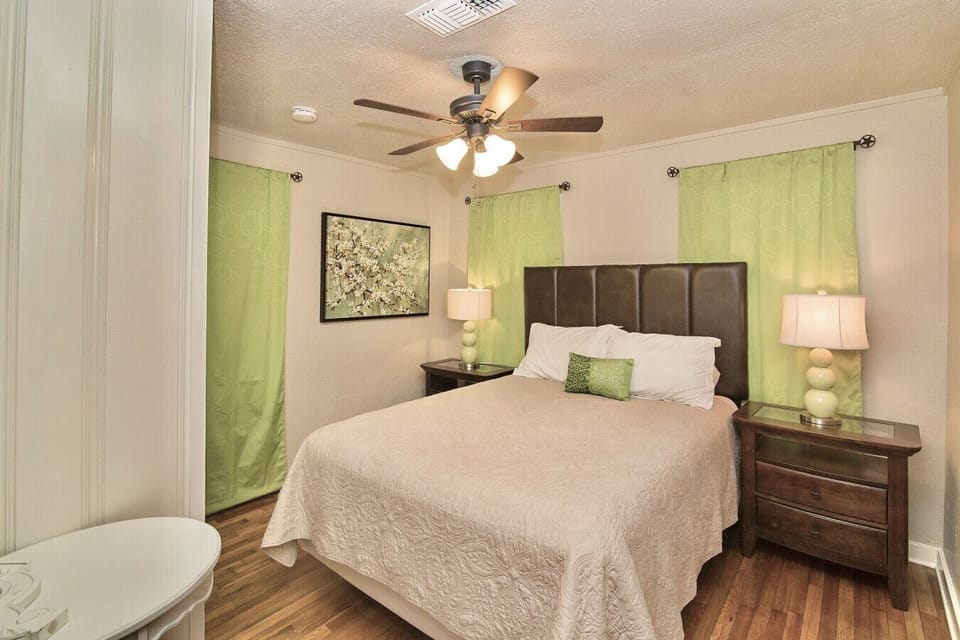 Bedroom 2: Queen Bed