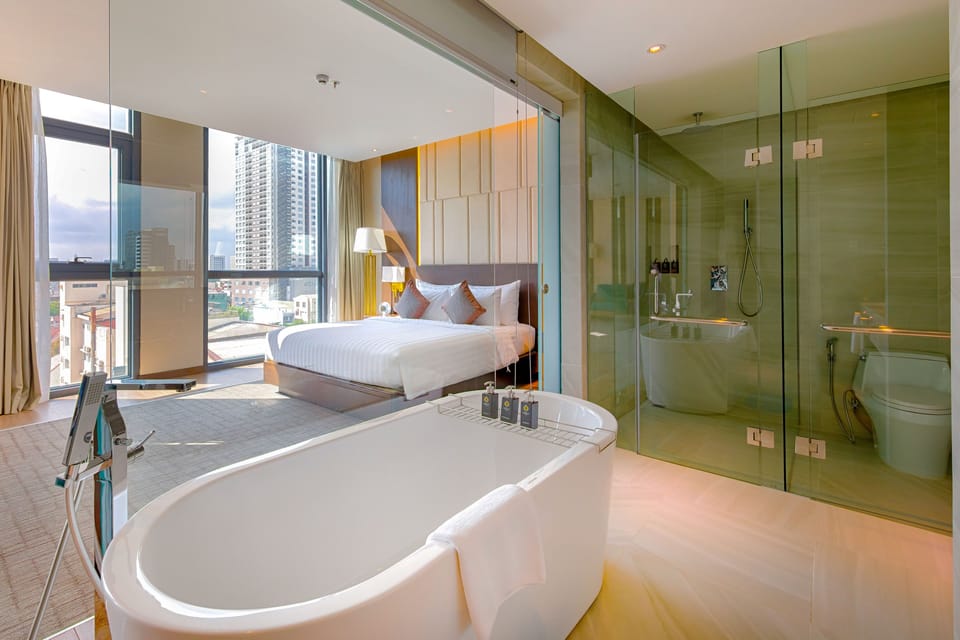 Suite | Bathroom | Free toiletries, hair dryer, bathrobes, slippers