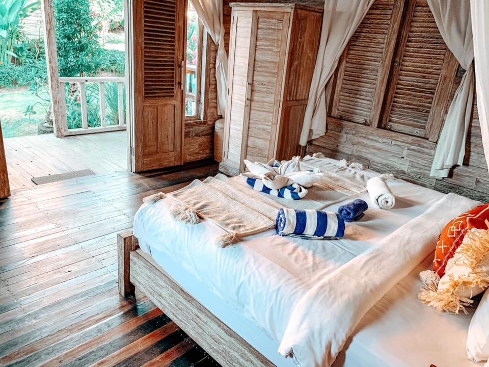 Premium bedding, in-room safe, desk, WiFi (free)