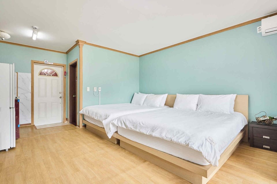 Premium bedding, desk, soundproofing, free WiFi