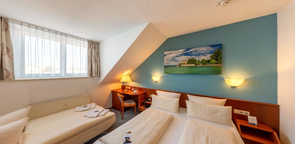 Family Room | Desk, soundproofing, iron/ironing board, free WiFi