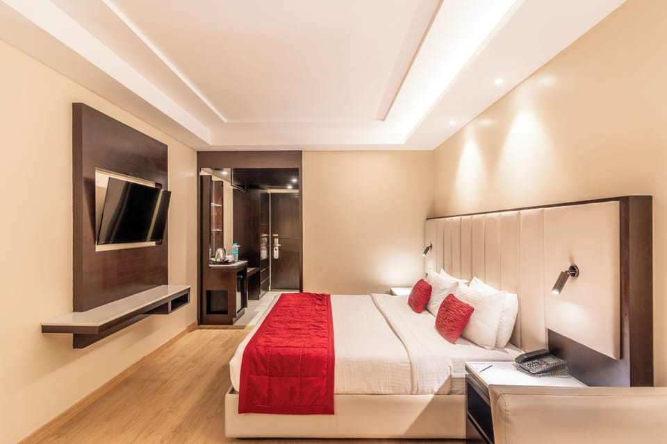 Superior Double Room, 1 Double Bed | In-room safe, desk, blackout drapes, soundproofing